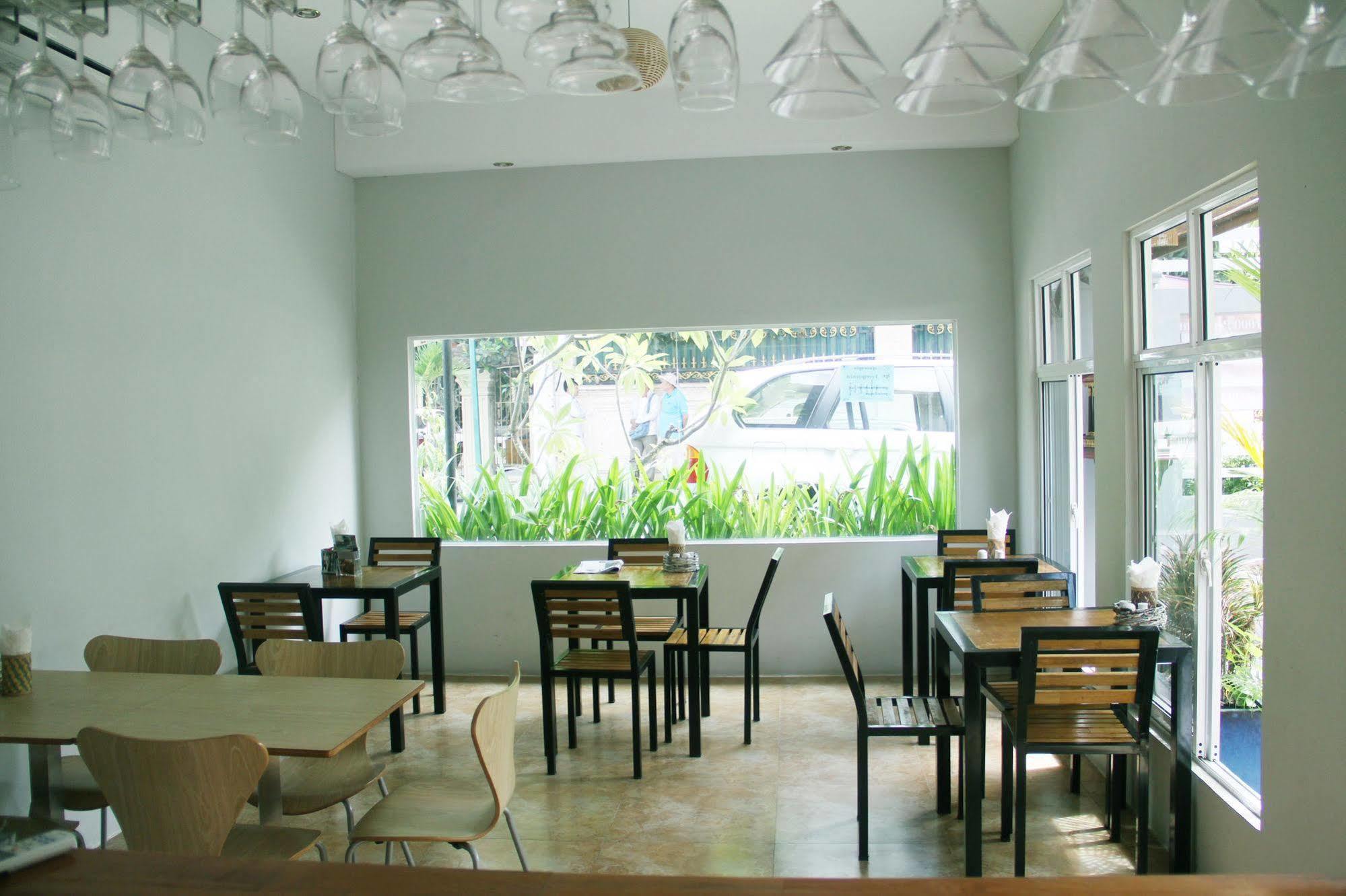 Cozy Boutique Hotel Phnom Penh Exterior photo